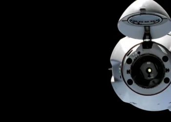 La nave espacial de carga SpaceX Dragon, con su nariz abierta, se acerca a la Estación Espacial Internacional para un acoplamiento automatizado. Fuente: Nasa