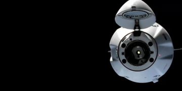 La nave espacial de carga SpaceX Dragon, con su nariz abierta, se acerca a la Estación Espacial Internacional para un acoplamiento automatizado. Fuente: Nasa