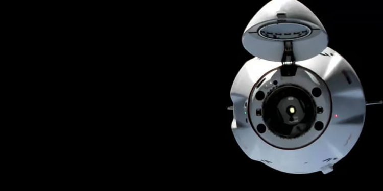 La nave espacial de carga SpaceX Dragon, con su nariz abierta, se acerca a la Estación Espacial Internacional para un acoplamiento automatizado. Fuente: Nasa