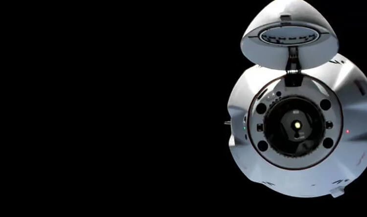 La nave espacial de carga SpaceX Dragon, con su nariz abierta, se acerca a la Estación Espacial Internacional para un acoplamiento automatizado. Fuente: Nasa