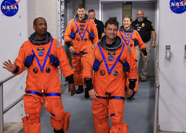Los astronautas de la Nasa Victor Glover, piloto de Artemisa II; Reid Wiseman, comandante de Artemisa II; el astronauta de la CSA (Agencia Espacial Canadiense) Jeremy Hansen, especialista de la misión Artemisa II, y la astronauta de la Nasa Christina Koch, especialista de la misión Artemisa II. Fuente: Nasa/Kim Shiflett
