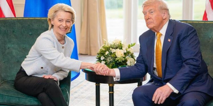 La presidenta de la Comisión Europea, Ursula von der Leyen, y el presidente estadounidense, Donald Trump. Fuente: Unión Europea