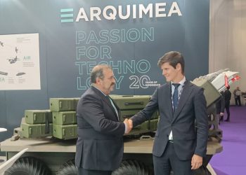 Alejandro Page, director general de GDELS-Santa Barbara Sistemas, y Manuel Martín Flórez, director general de defensa de Arquimea. Fuente: Arquimea