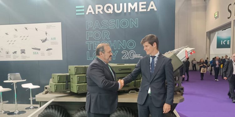 Alejandro Page, director general de GDELS-Santa Barbara Sistemas, y Manuel Martín Flórez, director general de defensa de Arquimea. Fuente: Arquimea