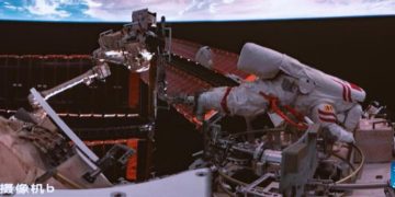 Astronautas chinos completaron la cuarta serie de tareas fuera de la estación espacial Tiangong. Fuente: Xinhua/ Li Minggang