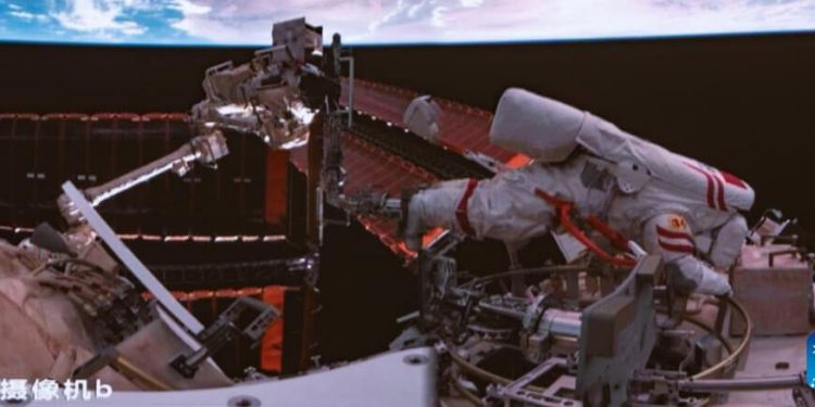 Astronautas chinos completaron la cuarta serie de tareas fuera de la estación espacial Tiangong. Fuente: Xinhua/ Li Minggang