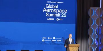 Bryan Bedford, administrador de la Administración Federal de Aviación, habla durante el primer día de la Cumbre Aeroespacial Global 2025. Fuente: Cumbre Aeroespacial Global 2025