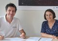 Charles Delfieux, CEO de UNIVITY, y Christelle Boustie, subdirectora de Proyectos de Telecomunicaciones y Navegación en CNES, durante la firma oficial del contrato. Fuente: UNIVITY / CNES