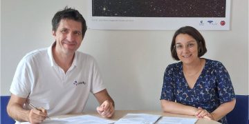 Charles Delfieux, CEO de UNIVITY, y Christelle Boustie, subdirectora de Proyectos de Telecomunicaciones y Navegación en CNES, durante la firma oficial del contrato. Fuente: UNIVITY / CNES