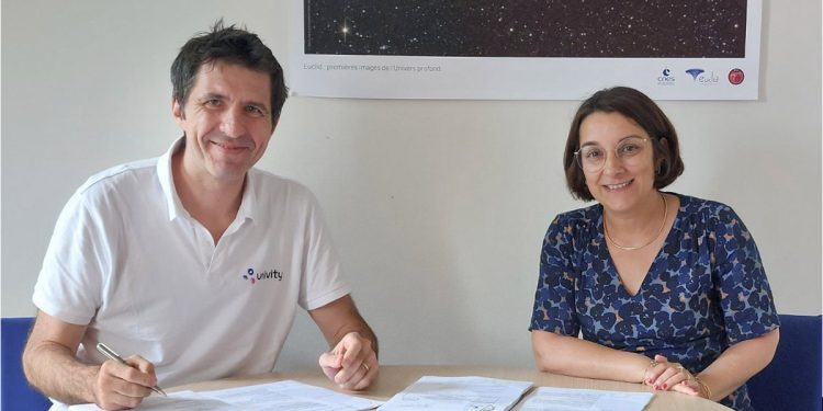 Charles Delfieux, CEO de UNIVITY, y Christelle Boustie, subdirectora de Proyectos de Telecomunicaciones y Navegación en CNES, durante la firma oficial del contrato. Fuente: UNIVITY / CNES