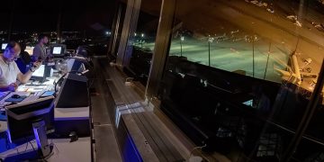 Controladores en la Torre de Control de Gran Canaria. Fuente: Enaire