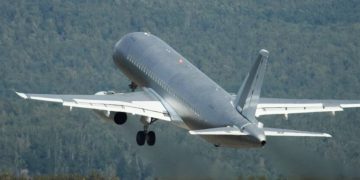 El SJ-100 con tecnología rusa despega en su primer vuelo. Fuente: United Aircraft Corporation