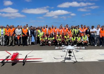 El consejero de Política Territorial, Cohesión Territorial y Aguas de Canarias, Manuel Miranda Medina, con el resto de autoridades y participantes. Fuente: ENAIRE