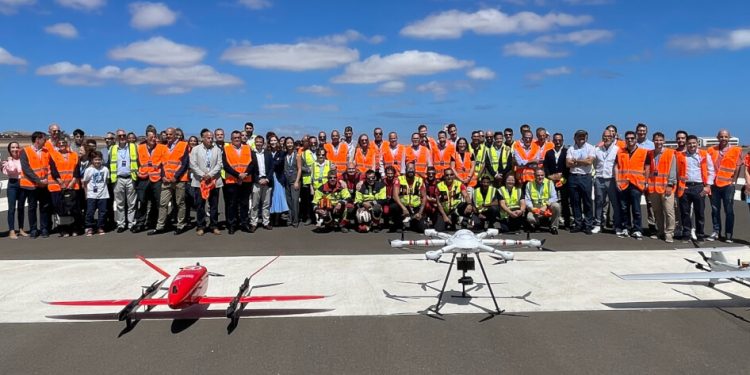 El consejero de Política Territorial, Cohesión Territorial y Aguas de Canarias, Manuel Miranda Medina, con el resto de autoridades y participantes. Fuente: ENAIRE