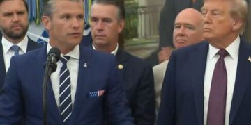 El secretario de Defensa, Pete Hegseth, habla sobre la reubicación del Comando Espacial de Estados Unidos durante una conferencia de prensa en la Casa Blanca en Washington. Fuente: Departamento de Defensa de EEUU