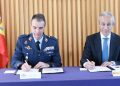 El subsecretario del Departamento de Transporte, Rafael Guerra, y el General jefe del Mando del Espacio, Isaac Manuel Crepo Zaragoza, durante la firma del protocolo. Fuente: Ministerio de Transporte