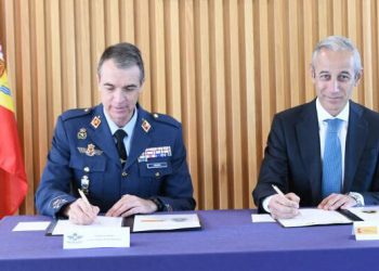 El subsecretario del Departamento de Transporte, Rafael Guerra, y el General jefe del Mando del Espacio, Isaac Manuel Crepo Zaragoza, durante la firma del protocolo. Fuente: Ministerio de Transporte