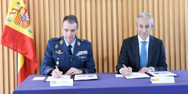 El subsecretario del Departamento de Transporte, Rafael Guerra, y el General jefe del Mando del Espacio, Isaac Manuel Crepo Zaragoza, durante la firma del protocolo. Fuente: Ministerio de Transporte