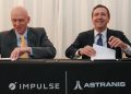 Eric Romo, presidente y director de operaciones de Impulse Space, y John Gedmark, cofundador y director ejecutivo de Astranis, firman un acuerdo. Fuente: Impulse Space