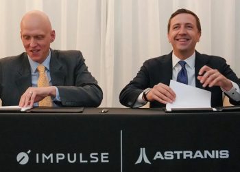 Eric Romo, presidente y director de operaciones de Impulse Space, y John Gedmark, cofundador y director ejecutivo de Astranis, firman un acuerdo. Fuente: Impulse Space