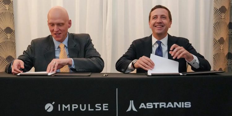 Eric Romo, presidente y director de operaciones de Impulse Space, y John Gedmark, cofundador y director ejecutivo de Astranis, firman un acuerdo. Fuente: Impulse Space