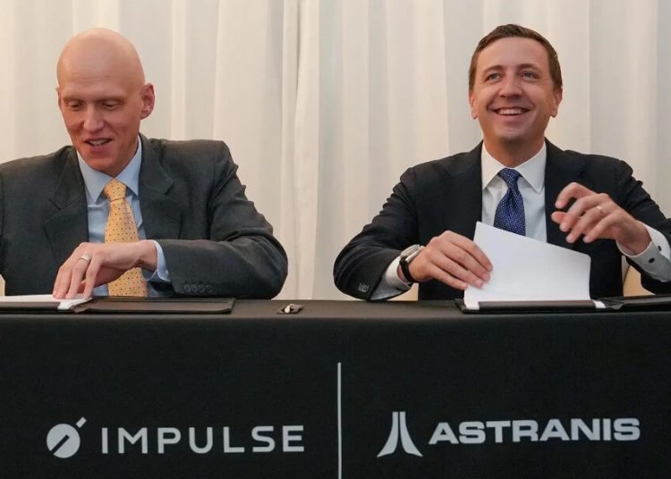 Eric Romo, presidente y director de operaciones de Impulse Space, y John Gedmark, cofundador y director ejecutivo de Astranis, firman un acuerdo. Fuente: Impulse Space