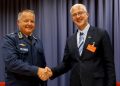 El general Ylitalo de las Fuerzas de Defensa de Finlandia y Seppo Aaltonen, vicepresidente de ICEYE para los países nórdicos y la OTAN, en la ceremonia de firma el 8 de septiembre de 2025. Fuente: ICEYE