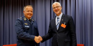 El general Ylitalo de las Fuerzas de Defensa de Finlandia y Seppo Aaltonen, vicepresidente de ICEYE para los países nórdicos y la OTAN, en la ceremonia de firma el 8 de septiembre de 2025. Fuente: ICEYE