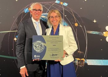 Javier Benedicto (ESA) y Sandra Mingot (Sener). Fuente: Sener