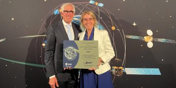 Javier Benedicto (ESA) y Sandra Mingot (Sener). Fuente: Sener