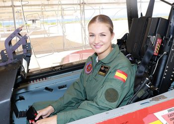 La Princesa de Asturias, en la cabina del avión de enseñanza PC 21 “Pilatus” durante su ingreso en la Academia General del Aire y del Espacio de San Javier (Murcia). Fuente: Ministerio de Defensa