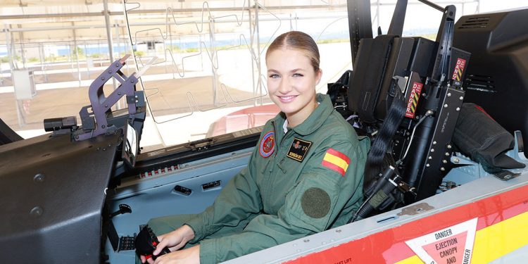 La Princesa de Asturias, en la cabina del avión de enseñanza PC 21 “Pilatus” durante su ingreso en la Academia General del Aire y del Espacio de San Javier (Murcia). Fuente: Ministerio de Defensa