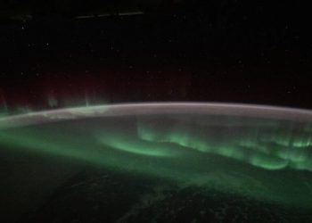 La aurora austral aparece sobre la Tierra en esta fotografía tomada desde la ISS. Fuente: Nasa
