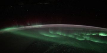 La aurora austral aparece sobre la Tierra en esta fotografía tomada desde la ISS. Fuente: Nasa