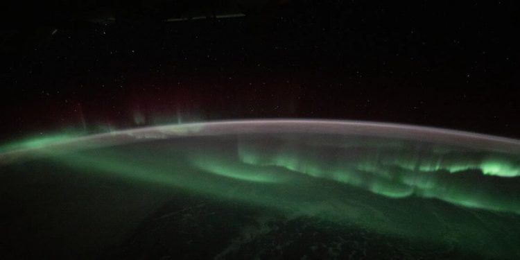 La aurora austral aparece sobre la Tierra en esta fotografía tomada desde la ISS. Fuente: Nasa