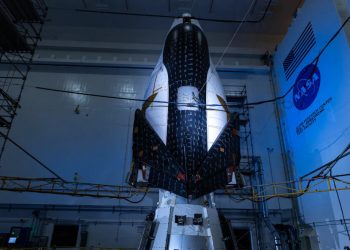 La nave espacial Sierra Space Dream Chaser está apilada sobre su módulo de carga Shooting Star en la mesa de vibración de la Nasa. Fuente: Nasa