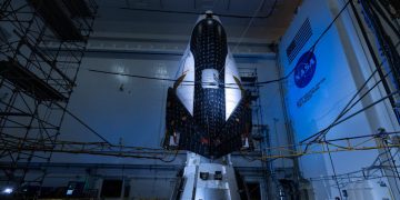 La nave espacial Sierra Space Dream Chaser está apilada sobre su módulo de carga Shooting Star en la mesa de vibración de la Nasa. Fuente: Nasa