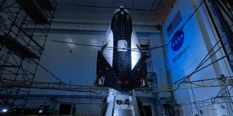 La nave espacial Sierra Space Dream Chaser está apilada sobre su módulo de carga Shooting Star en la mesa de vibración de la Nasa. Fuente: Nasa