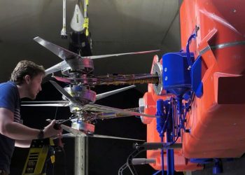 Los técnicos instalan y ajustan los rotores en el modelo de prueba a escala real que representa la mitad del módulo de aterrizaje Dragonfly. Fuente: Nasa