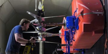 Los técnicos instalan y ajustan los rotores en el modelo de prueba a escala real que representa la mitad del módulo de aterrizaje Dragonfly. Fuente: Nasa