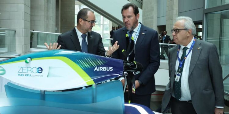 Óscar Puente visita en Canadá la línea de montaje del Airbus A220. Fuente: Ministerio de Transportes