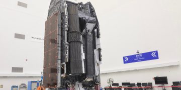 Satélite ViaSat-3 F2 en la fábrica de satélites de Boeing en El Segundo, California, antes de su embalaje y envío. Fuente: Boeing/Erik Isakson