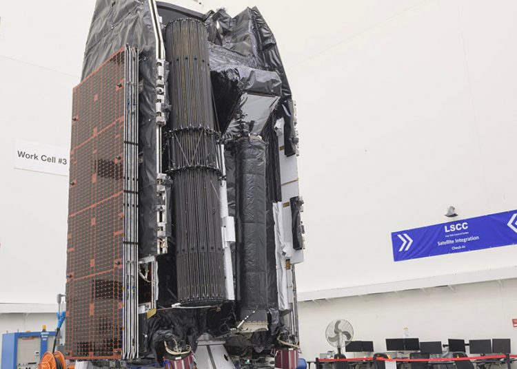 Satélite ViaSat-3 F2 en la fábrica de satélites de Boeing en El Segundo, California, antes de su embalaje y envío. Fuente: Boeing/Erik Isakson