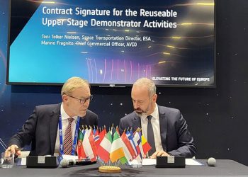 Toni Tolker-Nielsen, director de Transporte Espacial de la ESA, y Marino Fragnito, director Comercial y de Servicios de Lanzamiento de Avio. Fuente: ESA