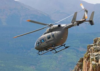 Un helicóptero LUH-72 Lakota sobrevuela las montañas del norte de Colorado. Fuente: Nasa/Michael DeMocker