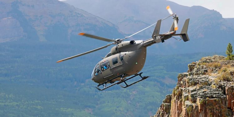 Un helicóptero LUH-72 Lakota sobrevuela las montañas del norte de Colorado. Fuente: Nasa/Michael DeMocker