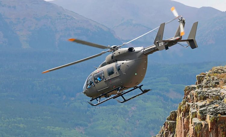 Un helicóptero LUH-72 Lakota sobrevuela las montañas del norte de Colorado. Fuente: Nasa/Michael DeMocker