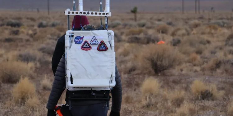 Un ingeniero de la Nasa lleva consigo un prototipo de paquete de red inalámbrica. Fuente: Nasa/Campo de Pruebas Espaciales de Nevada (NSPG)