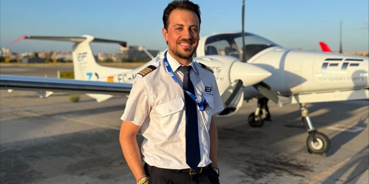 Víctor Díaz Rubio, bombero militar y piloto instructor de vuelo en European Flyers. Fuente: European Flyers