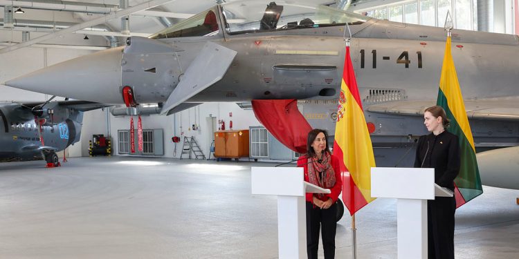 Visita al Destacamento VILKAS, en la Base Aérea de Siauliai (Lituania). Fuente: Iñaki Gómez/MDE